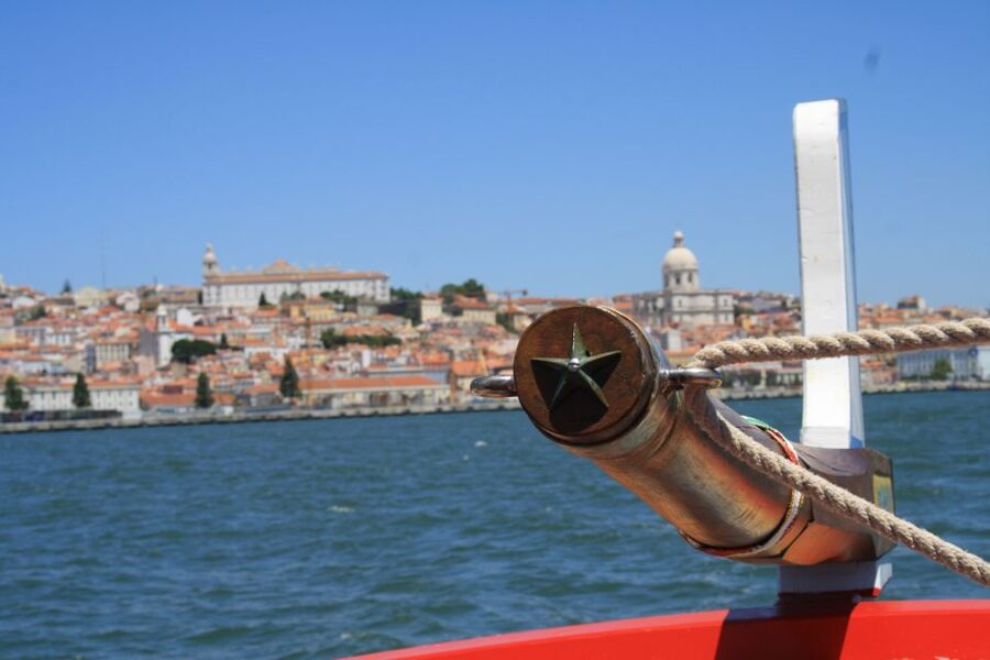 Lisbon: River Tagus Sightseeing Cruise in Traditional Vessel - Comfort, wind, and the best clothing