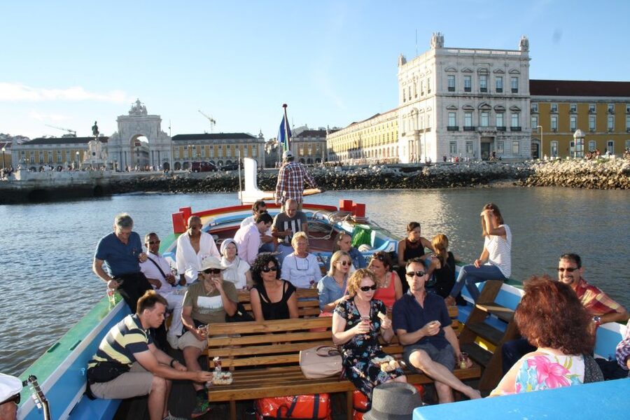 Lisbon: River Tagus Sightseeing Cruise in Traditional Vessel - Starting at Praça do Comércio and Ribeira das Naus