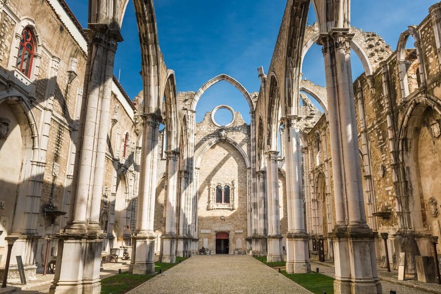Lisbon's historic old town in a tuk-tuk in German - Key points to know before you book