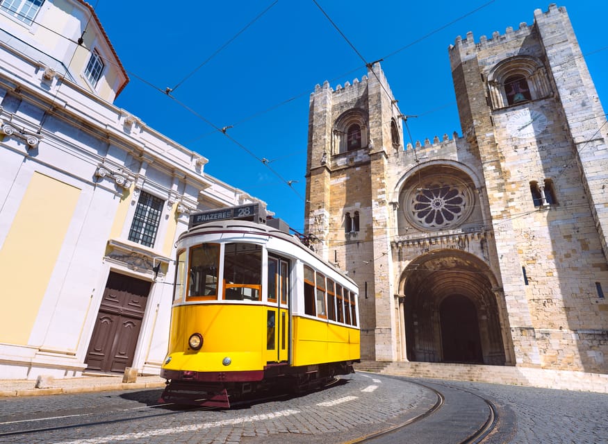 Lisbon's historic old town in a tuk-tuk in German - What the German-speaking guides add