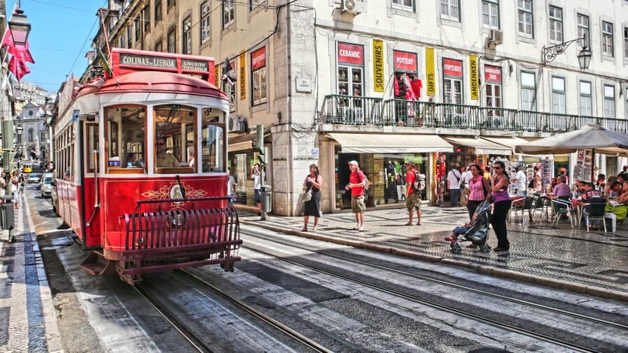Lisbon's historic old town in a tuk-tuk in German - Alfama: Lisbon’s oldest-feeling quarter
