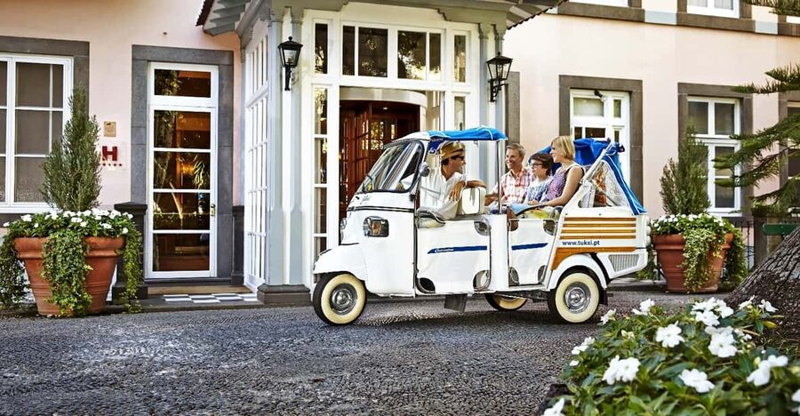 Lisbon's historic old town in a tuk-tuk in German - Sé Cathedral and the Santa Luzia viewpoints