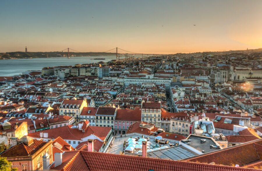 Lisbon's historic old town in a tuk-tuk in German - Calçada da Amália and the National Pantheon