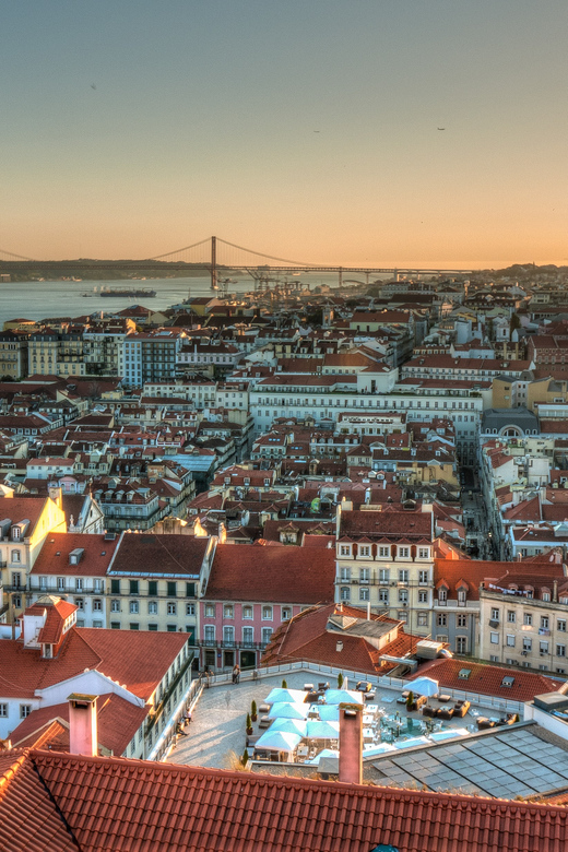Lisbon's historic old town in a tuk-tuk in German - São Vicente de Fora and the quieter side of the route