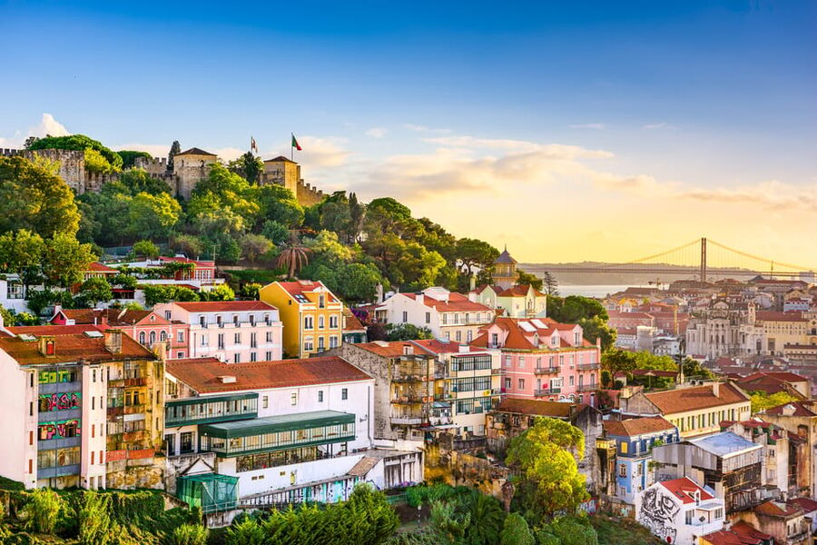 Lisbon's historic old town in a tuk-tuk in German - Graça and the climb to Senhora do Monte