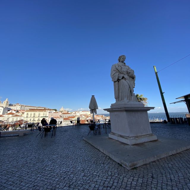Lisbon: São Jorge Castle E-Ticket and Audio Guide - The entrance, Arco do Castelo, and the first old walls