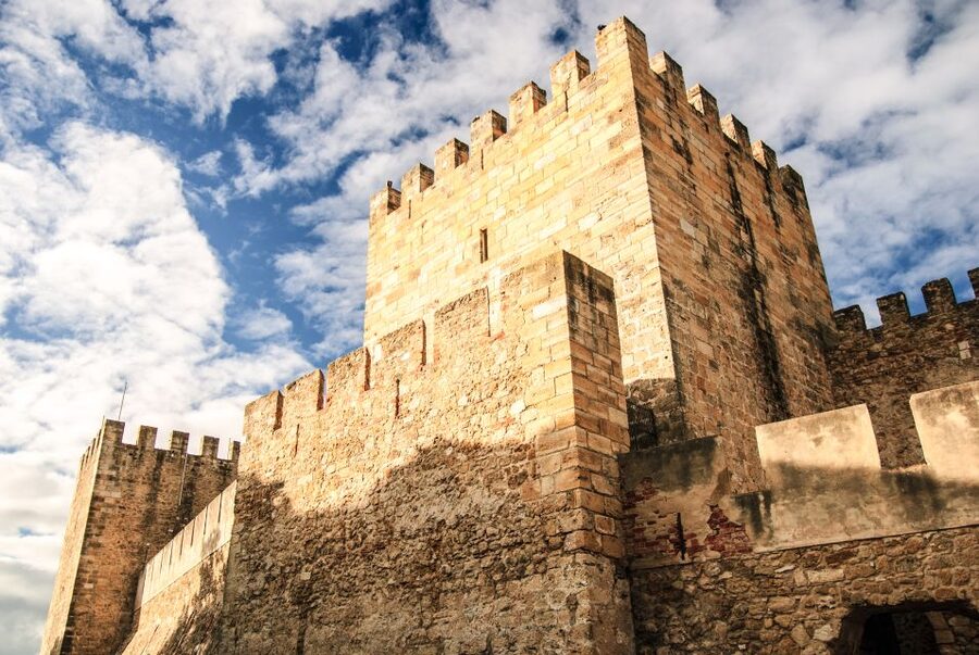 Lisbon: Sao Jorge Castle Skip-the-Line Ticket with Guide - Key points at a glance