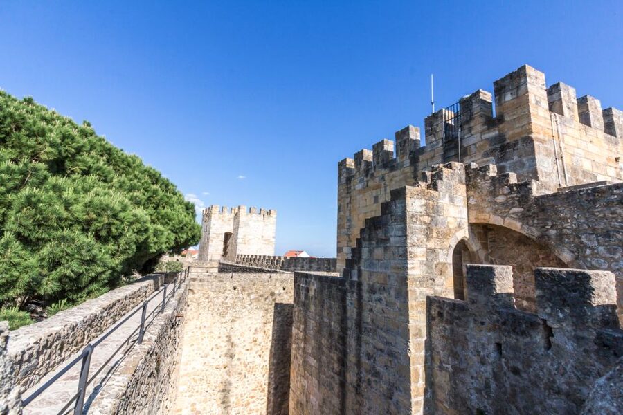 Lisbon: Sao Jorge Castle Skip-the-Line Ticket with Guide - The guides make the difference