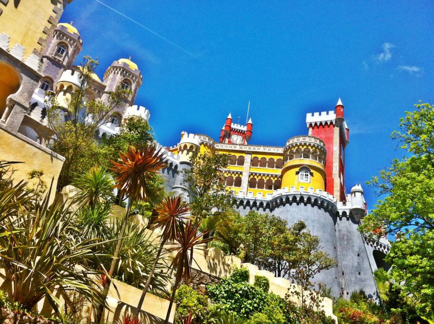 Lisbon: Sintra & Pena Palace Guided Tour with Hotel Pickup - Cascais Bay and the final walk