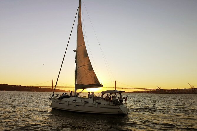 Lisbon Small Group 2h Sunset Sailing- Live Commentary & a Drink - Leaving from Palmayachts at Belém