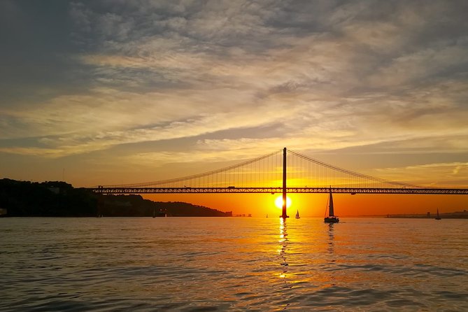 Lisbon Small Group 2h Sunset Sailing- Live Commentary & a Drink - Crossing toward Cristo Rei and the 25th of April Bridge