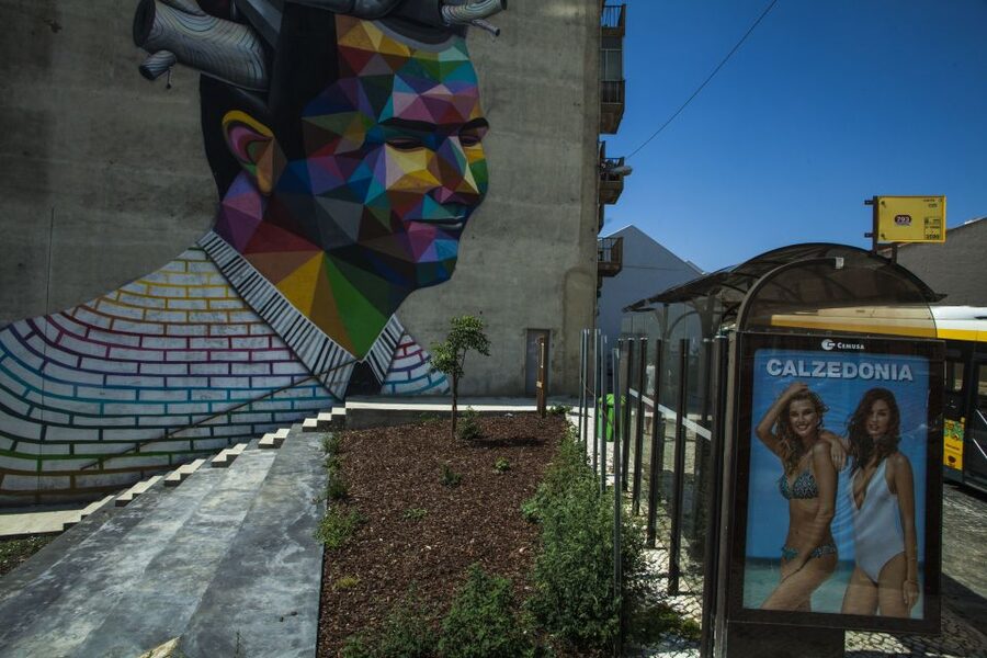Lisbon: Street Art Tuk Tuk Tour - What the guides add to the experience