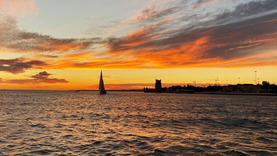 Lisbon: Sunset Cruise with Drinks and Snacks - Bairro Alto, Alfama, and São Jorge Castle from below
