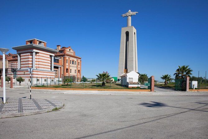 Lisbon: Sunset Cruise With Drinks on Spacious Yacht - Five details that shape the experience