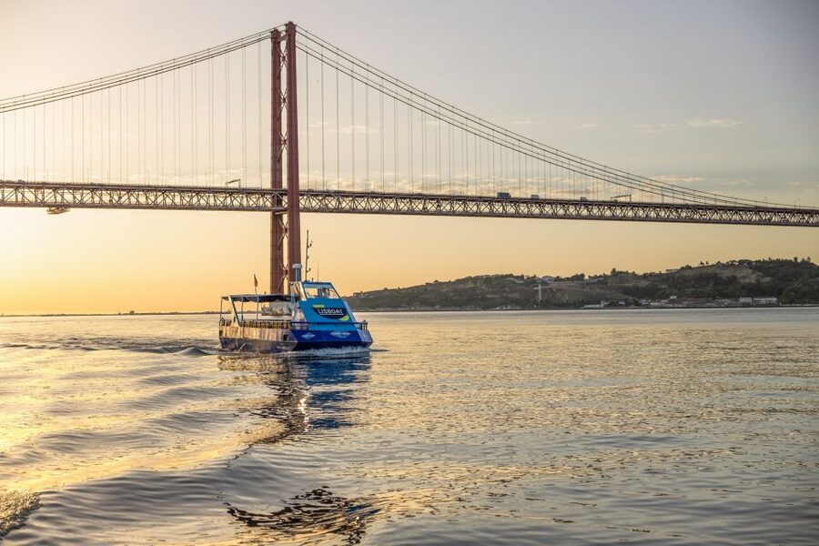Lisbon: Sunset Cruise with Live DJ and Drinks - Boarding at Ribeira das Naus