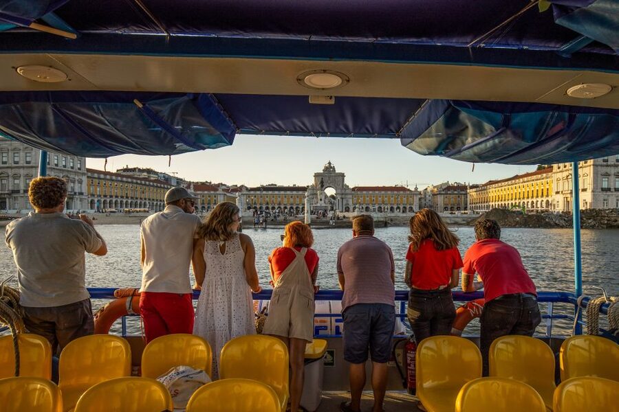 Lisbon: Sunset Cruise with Live DJ and Drinks - The complimentary drink and onboard value