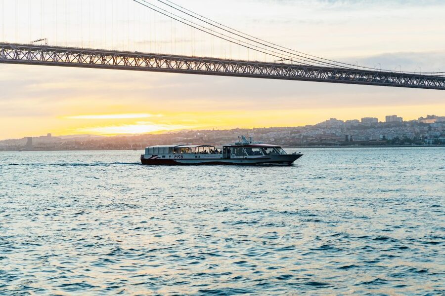 Lisbon: Sunset Cruise with Welcome Drink and Snacks - Starting at Sul e Sueste by Praça do Comércio