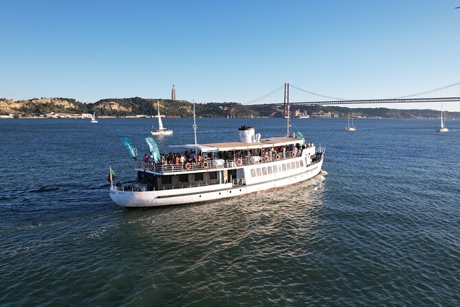 Lisbon: Sunset on board with music & drinks - Key points to know before you book
