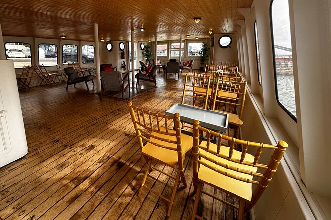 Lisbon: Sunset on board with music & drinks - The Discoveries Monument and Jerónimos Monastery