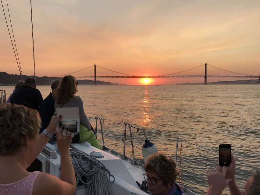 Lisbon: Sunset Sailing Cruise with Wine - Boarding near the Rent a Boat meeting point