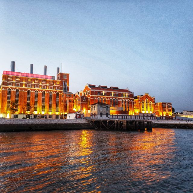 Lisbon: Sunset Sailing with Portuguese Wine and History - Vinho Verde, blankets, and the social atmosphere