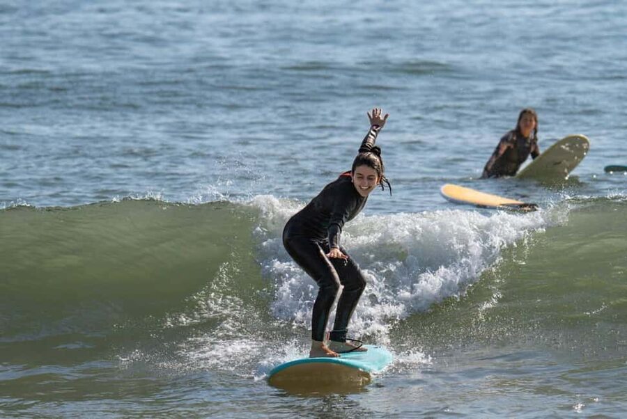 Lisbon Surf Guide - Surf class & Pick Up - Getting ready on the beach