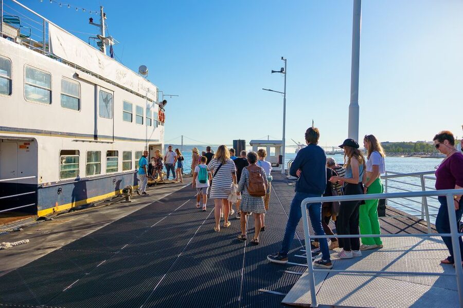 Lisbon: Tagus River Boat Tour with One Drink Included - The Monument to the Discoveries and Belém waterfront