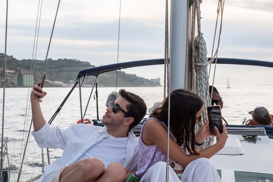 Lisbon: Tagus River Sunset Cruise with Drinks - Sailing past Commerce Square and Alfama