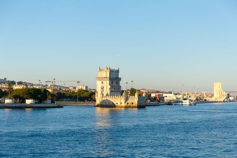 Lisbon: Tagus River Sunset Tour with Snacks and Drink - Snacks, drinks, and onboard comfort