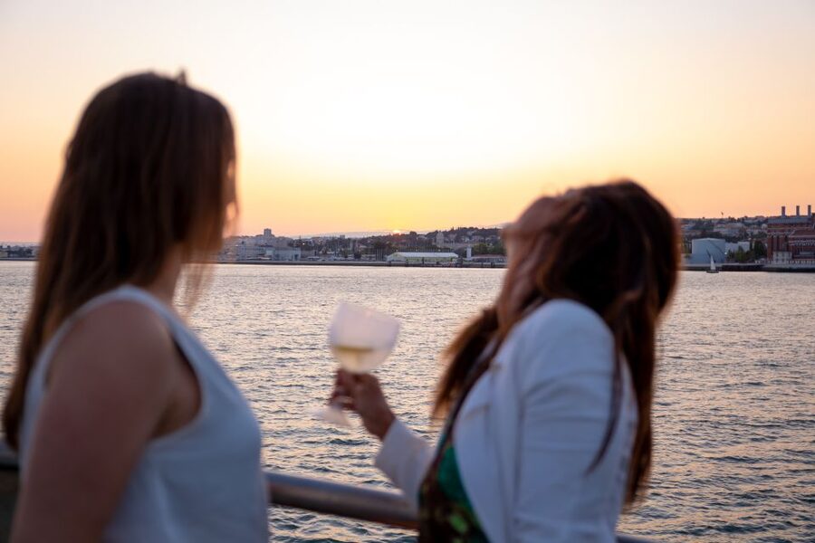 Lisbon: Tagus River Sunset Tour with Snacks and Drink - Starting at Estação Fluvial Sul e Sueste
