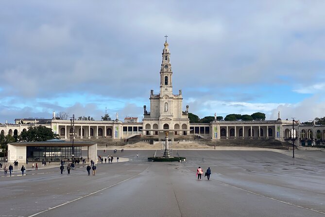 Lisbon to Fatima/Batalha/Nazare & Obidos guided tour 8pax group - Fátima and the Sanctuary of Our Lady of the Rosary