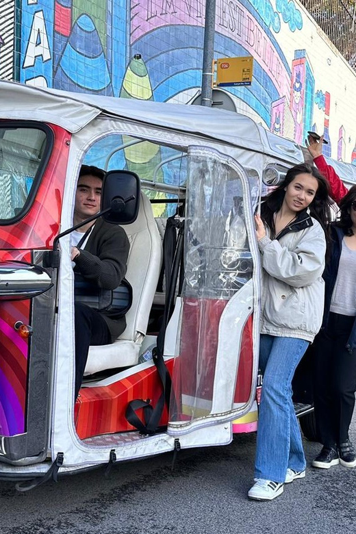 Lisbon Tour With Tuktuk - What the guides add to the experience