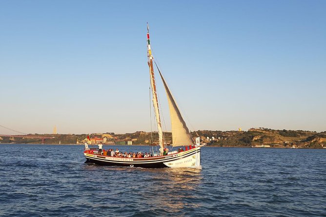 Lisbon Traditional Boats - Guided Sightseeing Cruise - The return ride and the best light