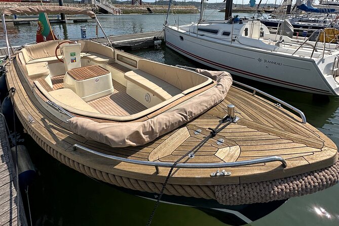 Lisbon – Vinho Verde Wine Premium Boat Experience - From Doca de Santo Amaro to the 25 de Abril Bridge