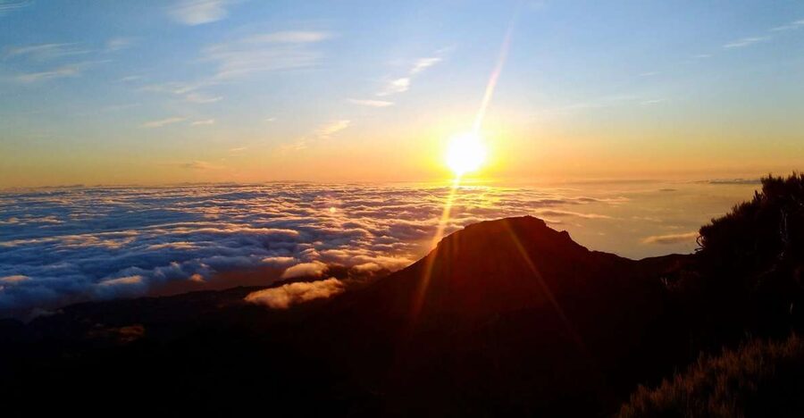 Madeira: Pico Ruivo Guided Sunrise Hike with Hotel Pickup - Achada do Teixeira and the starry first hour