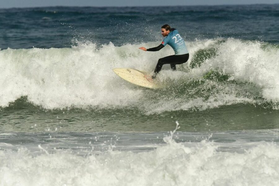 Peniche:Surf lessons Beginners ,Intermediate, advance level - The First Minutes: Equipment and Preparation