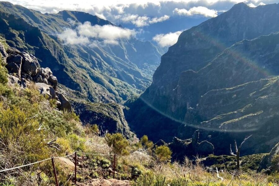 Pico Do Arieiro Pico Ruivo Sunrise or Morning Hike Transfers - PR1: the famous route toward Pico Ruivo