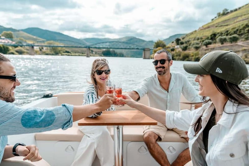Pinhão: Douro River Solar Boat Tour with Wine Tasting - The first minutes on the Douro