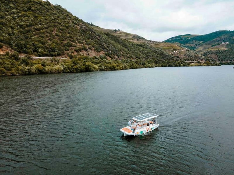 Pinhão: Douro River Solar Boat Tour with Wine Tasting - What the guides add to the hour