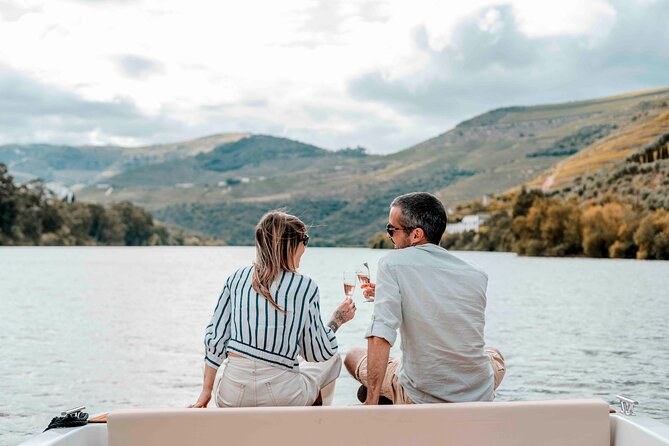 Pinhão: Electric Boat Experience 1h - Taste of Two Wines - Two wines from Adega de Favaios