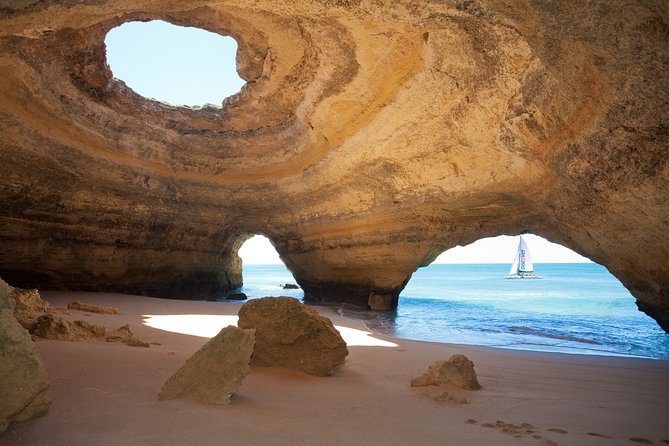 Portimao: Benagil Caves & Coastline - Catamaran - The first coastal views from Portimão