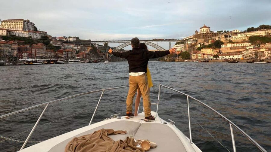 Porto: 6 Bridges Yacht Cruise with Local Wine & Snacks - Freixo Marina and the first welcome drink
