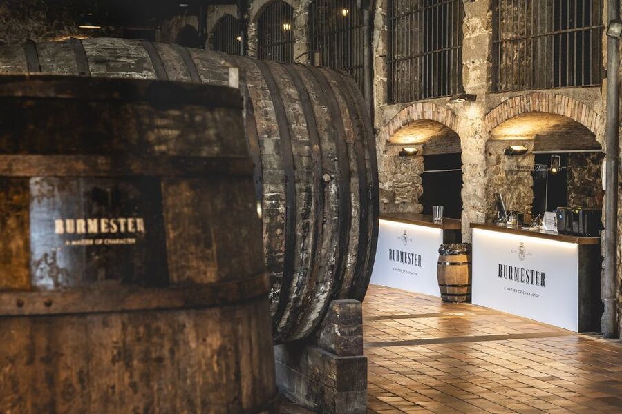 Porto: Burmester Cellar Tour with Tasting & Pairing Options - Group size and the sound factor