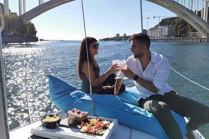 Porto: Cruzeiro privado rio douro até 8 pessoas com wine tasting - Wine tasting and the welcome drink