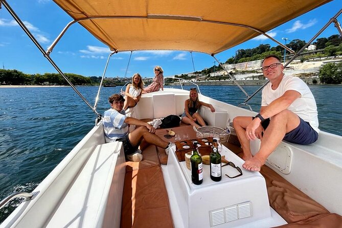 Porto:Douro River boat tour under the 6 bridges - Guide style and the value of a small crew