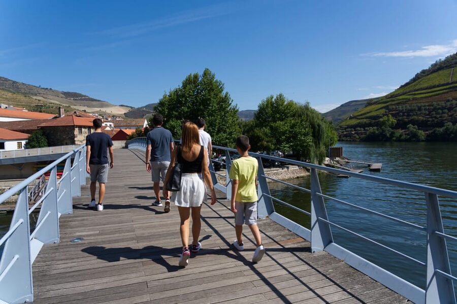 Porto: Douro Valley & Amarante Wine, Food & River Tour - The guides are a major part of the value