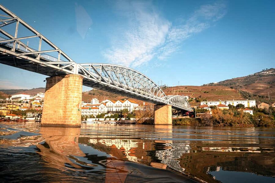 Porto: Douro Wine Tour with Lunch and River Cruise - The 105-minute ride from Porto