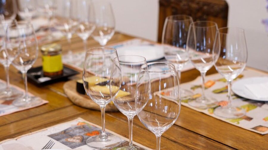 Porto: Evening Local Food Crawl with Drink Pairings - Who should book this evening crawl?