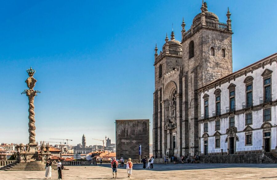 Porto: Guided Tour by Tuk-Tuk & Optional Douro River Cruise - São Bento Station and the first city stories