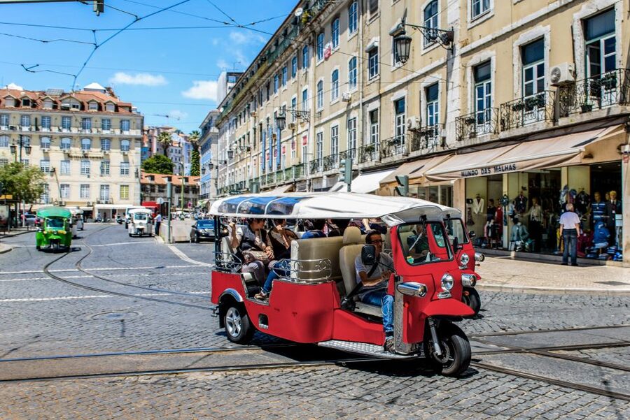 Porto: Guided Tour by Tuk-Tuk & Optional Douro River Cruise - Porto Cathedral and the old streets